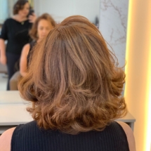 Cabelo com mechas chocolate no espelho