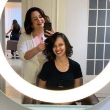 Profissional mostrando cabelo repicado no espelho