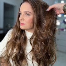 Cabelo com mechas e abertura de fundo